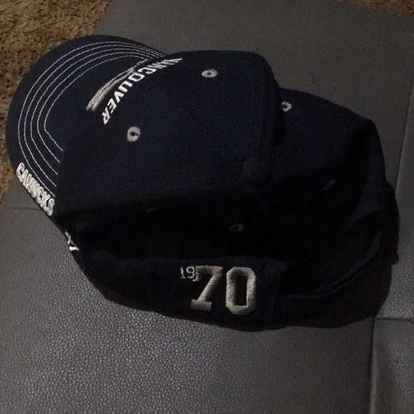 Canucks hat - Picture 2 of 4